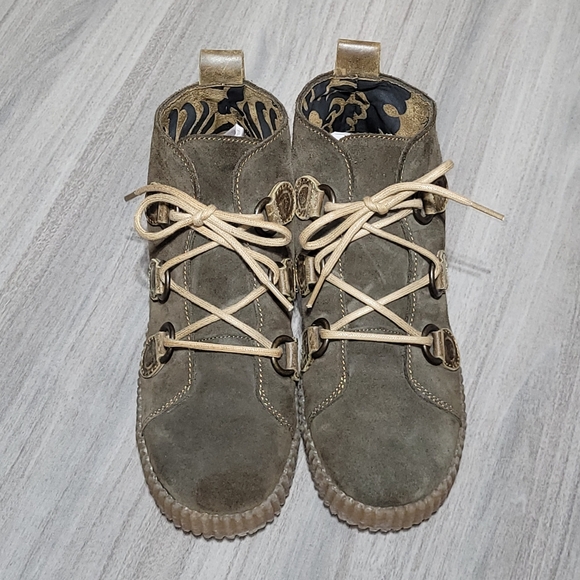 FLY London Olive Green Suede Leather Ankle Boot Bootie Wedge Heel Sneaker Sz 7.5 - Picture 3 of 10